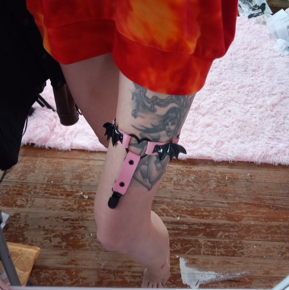 Bat wing sexy thigh garter! Adjustable for all sizes! Pink & black - Picture 6 of 6